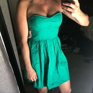 Really flattering green strapless dress.